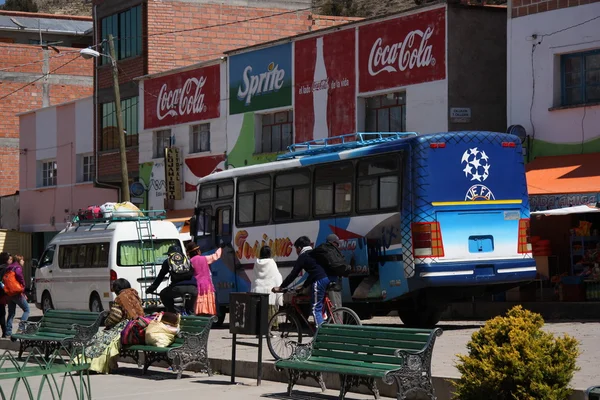 Autobusové nádraží v malém městě v Bolívii na jezeře Titicaca — Stock fotografie