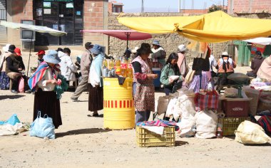 İnsanlar ticaret sokak piyasada El Alto, La Paz, Bolivya