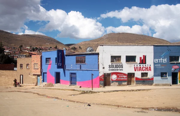 La rue d'une petite ville de l'Altiplano en Bolivie — Photo
