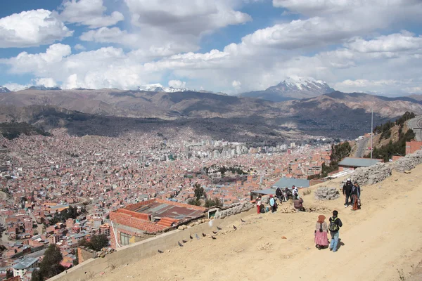 Personer på kullen ovanför staden av La Paz, Bolivia — Stockfoto