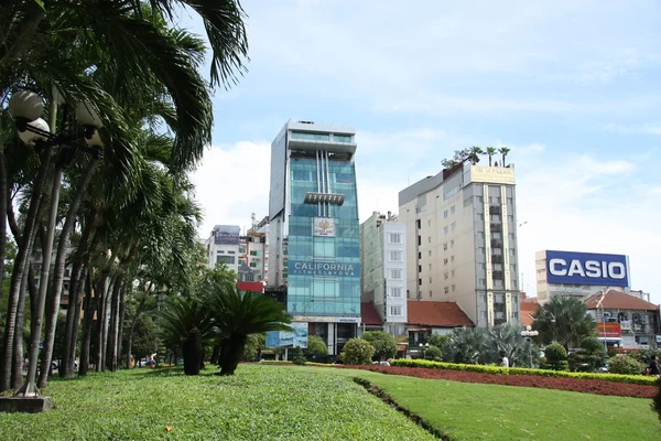 Palmy a moderní budovy v Ho Či Minovu městě — Stock fotografie