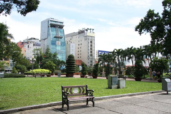 Park a moderní budovy v centru z Ho Či Minovo Město — Stock fotografie
