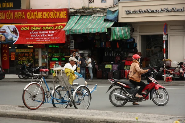 Fietstaxi en motorfietsen in saigon stad, vietnam — Stockfoto