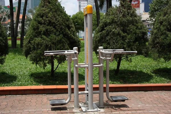Sportutrustning i en park — Stockfoto