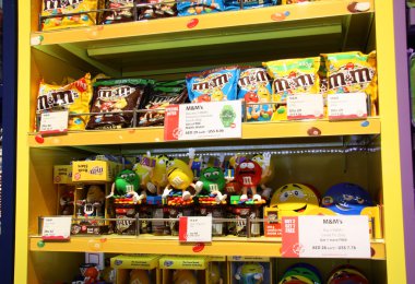 m & ms şekerler raf bir mağaza