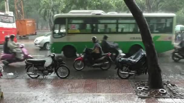 Тропический дождь в Хошимине, Вьетнам — стоковое видео