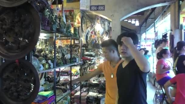 Sieraden tegen Ben Thanh markt, Saigon, Vietnam — Stockvideo