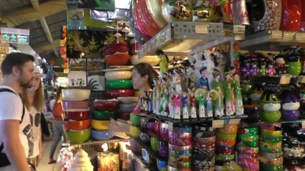 Туристы покупают сувениры на рынке Вьетнама — стоковое видео