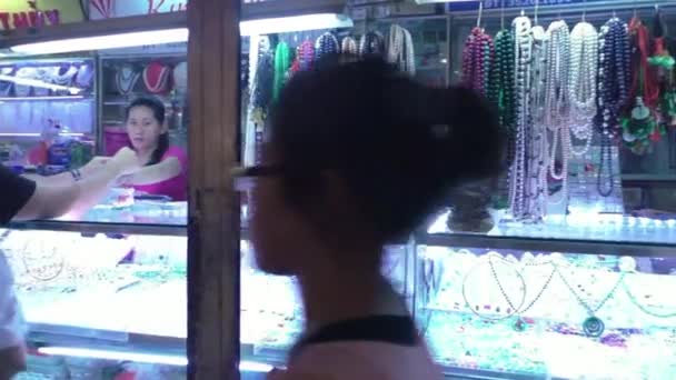 Люди покупают украшения на рынке Бен Тан, Сайгон — стоковое видео