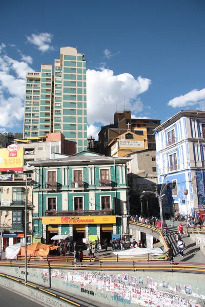 Personas en una calle céntrica de La Paz, Bolivia — Foto de Stock