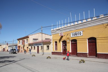 Uyuni, Bolivya'nın bir sokakta insanlar