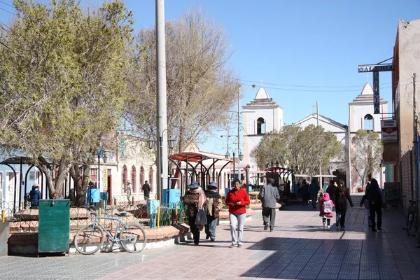 Mensen op de boulevard in een centrum van Uyuni, Bolivia — Stockfoto