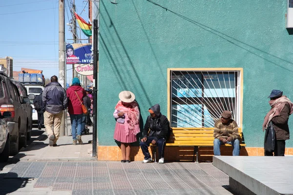 Mensen in een straat van Bolivia — Stockfoto