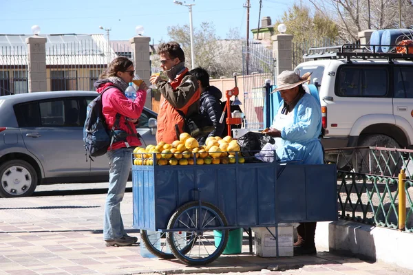 Pouliční prodejce pomerančové šťávy v Bolívii — Stock fotografie