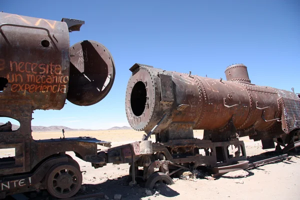 Locomotive cu aburi vechi ruginite la cimitirul de tren, Bolivia — Fotografie, imagine de stoc