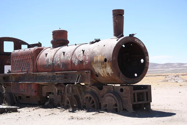 Treno vintage al cimitero dei treni nel deserto boliviano — Foto Stock