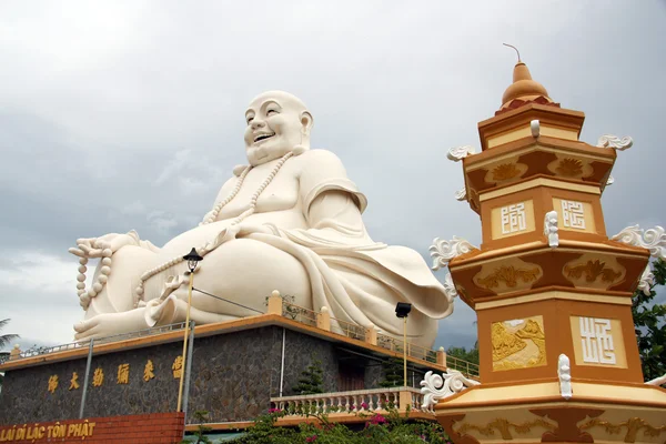 Figura di Buddha felice in un tempio buddista in Vietnam — Foto Stock