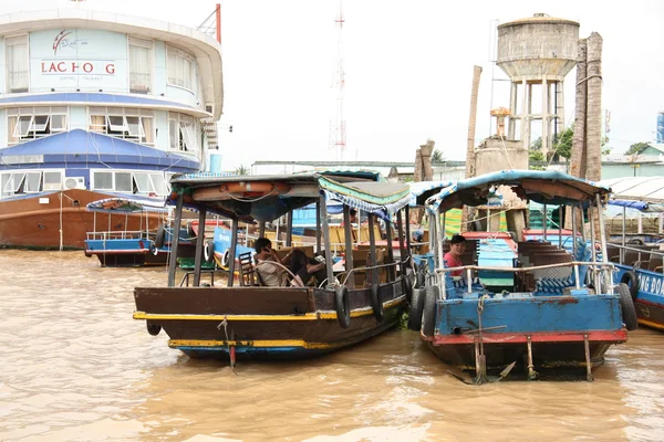 Amarre con barcos en el río Mekong — Foto de Stock