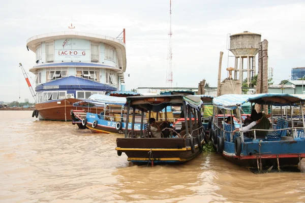 Barcos y barcos turísticos, Delta del Mekong — Foto de Stock