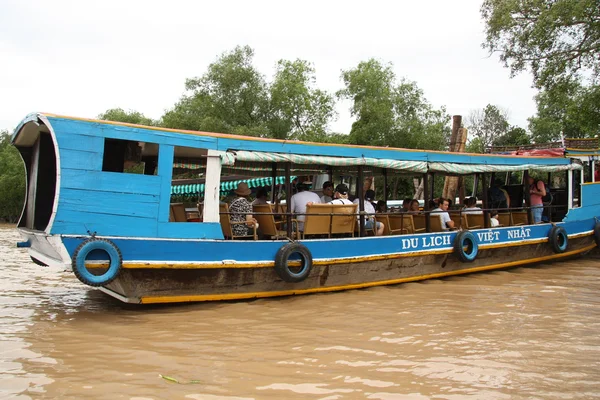 Lidé na turistické lodi, Mekong Delta, Vietnam — Stock fotografie