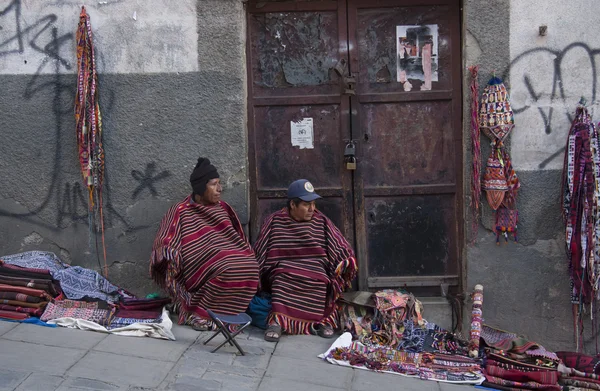 Bolivya'daki geleneksel Aymara Hediyelik eşya satıcıları — Stok fotoğraf