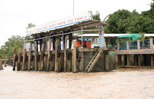 Mekong Nehri nehir benzin istasyonunda — Stok fotoğraf