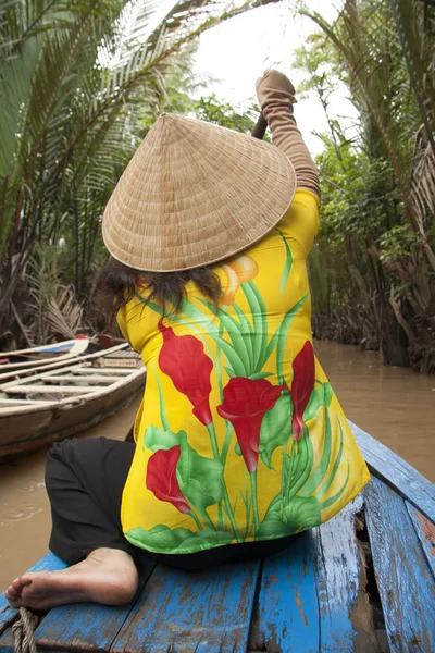 Vietnamese woman rows a boat, Mekong River — Stock Photo, Image