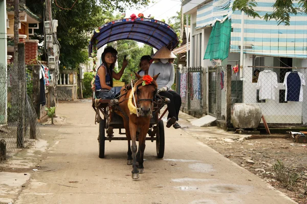 Ländliche Pferdefuhrwerk mit Touristen in Vietnam Dorf — Stockfoto