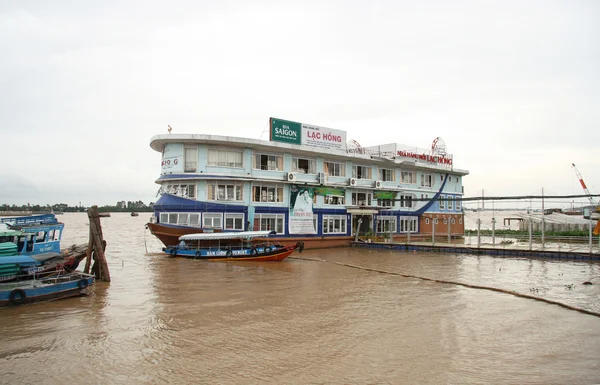 Mekong Nehri üzerinde yüzen Restoran — Stok fotoğraf