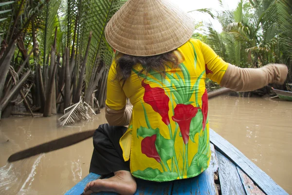 Vietnam kvinna med en paddel i båt, Mekongfloden — Stockfoto