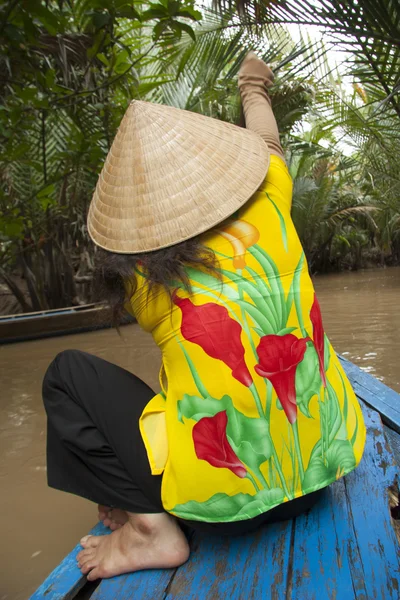 Vietnam femme dans un bateau sur la jungle rivière — Photo