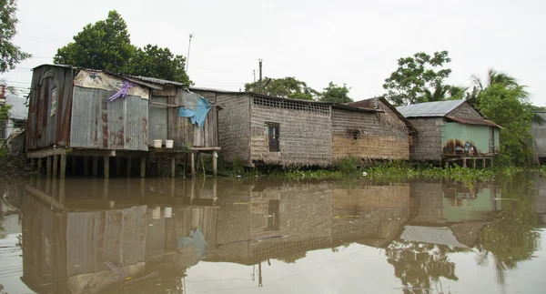 Dům na dřevěných kůlech v Mekong Delta, Vietnam — Stock fotografie