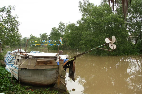 Barco viejo en el Delta del Mekong — Foto de Stock