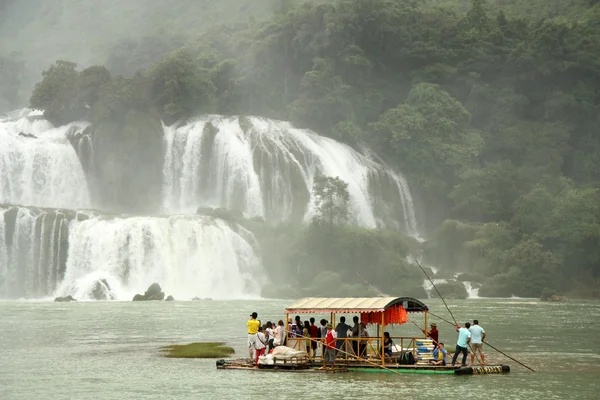 Bamboevlot met toeristen op verbod Gioc waterval, Vietnam — Stockfoto