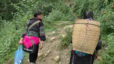 Hmong azınlık kadınlar ormanın içinde yürümek