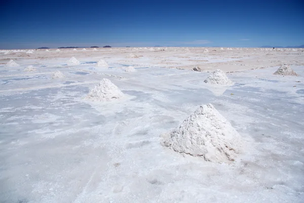 Salt desert with pyramids of salt in Salar de Uyuni — Stock Photo, Image