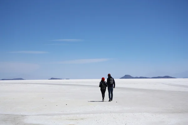 Туристи ходять у соляні пустелі Салар де Уюні — стокове фото