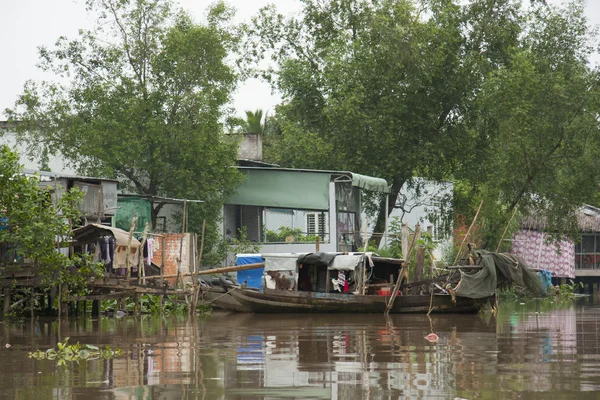 Case su palafitte di legno e vecchia barca nel delta del Mekong — Foto Stock