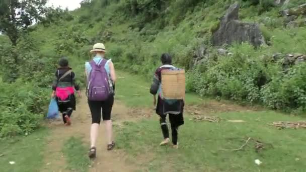 Vietnam hmongfolket vägleda kvinna turist — Stockvideo