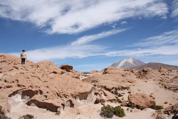 Turistas exploram Vulcão Ollague, Uyuni, Bolívia — Fotografia de Stock