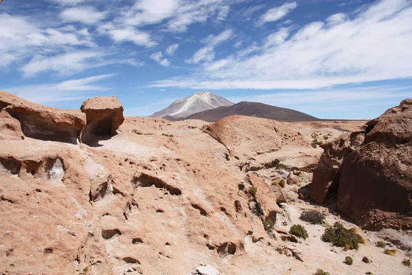 Sopečné horniny a Ollague sopka v poušti Atacama — Stock fotografie