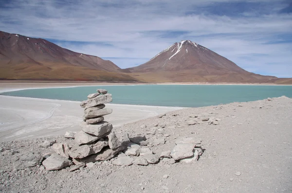 Laguna Verde and Volcano in Salar de Uyuni, Bolivia — Stock Photo, Image