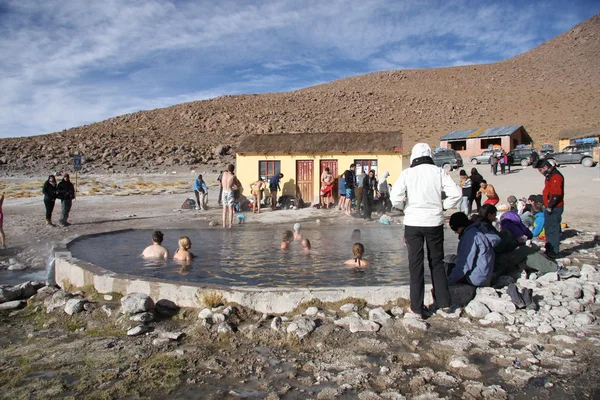 People at Geothermal hot water spring in Bolivia — Stock Photo, Image