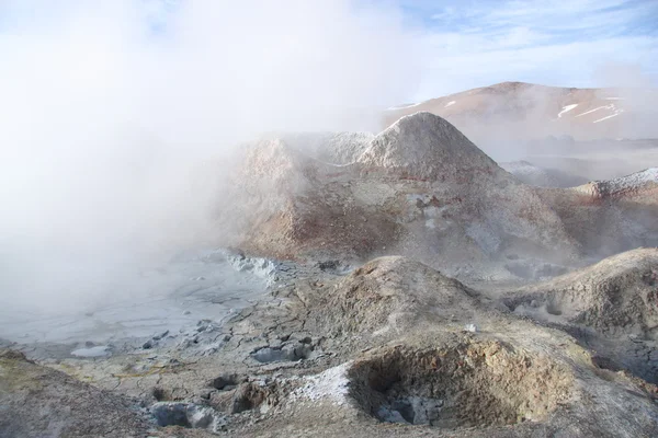 Sulphuric acid pools of geyser in Bolivia — Stock Photo, Image