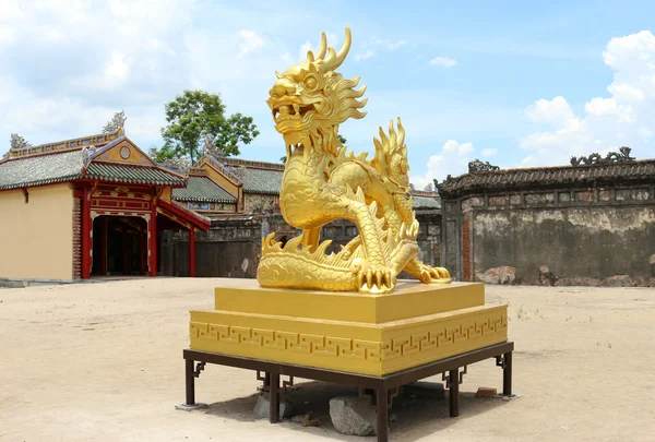 Gouden Draak standbeeld in Vietnam, kleurtoon Citadel — Stockfoto