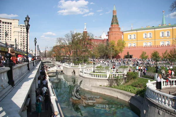 People walk in holiday in Alexander Garden in Moscow — Stock Photo, Image