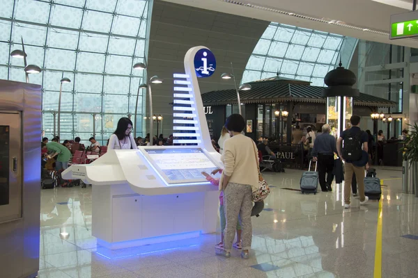 Люди пользуются информационным киоском в аэропорту Дубая — стоковое фото