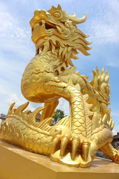 Estatua de dragón de oro en Vietnam — Foto de Stock