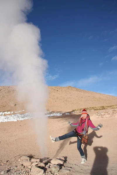 Young woman tourist at the Geyser in Bolivia — Stock Photo, Image