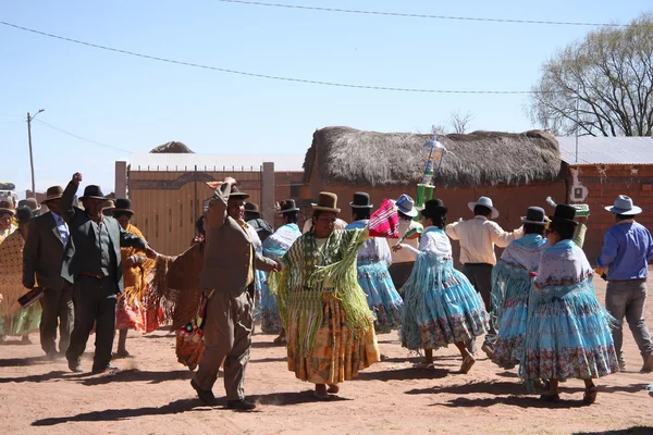 People dance at Fiesta in countryside of Bolivia, Andes — Stock Photo, Image